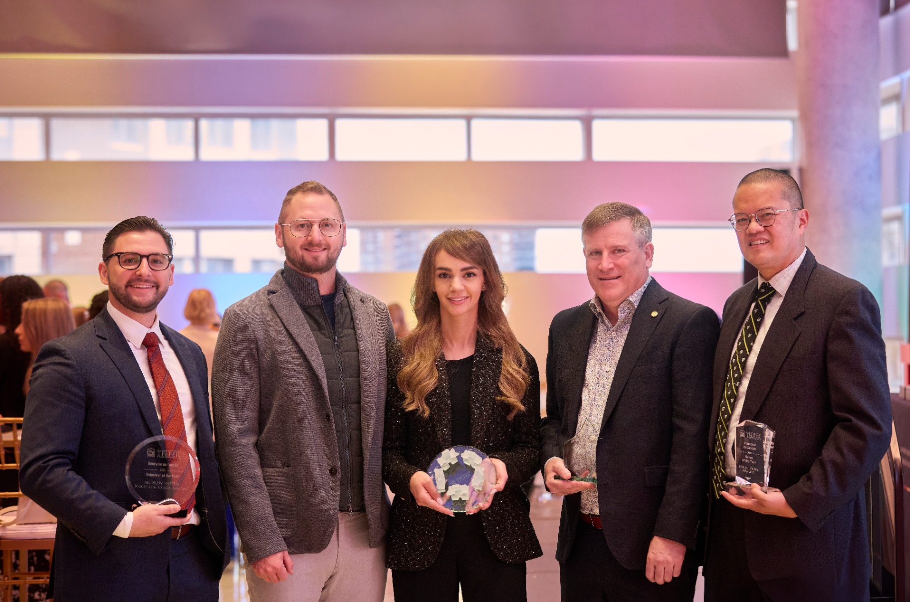 Kyle Braatz, Rachel, Michael Mulvey, Bing Cheung et Andrew Raftus posent en tenant le prix Bâtisseurs de communauté.