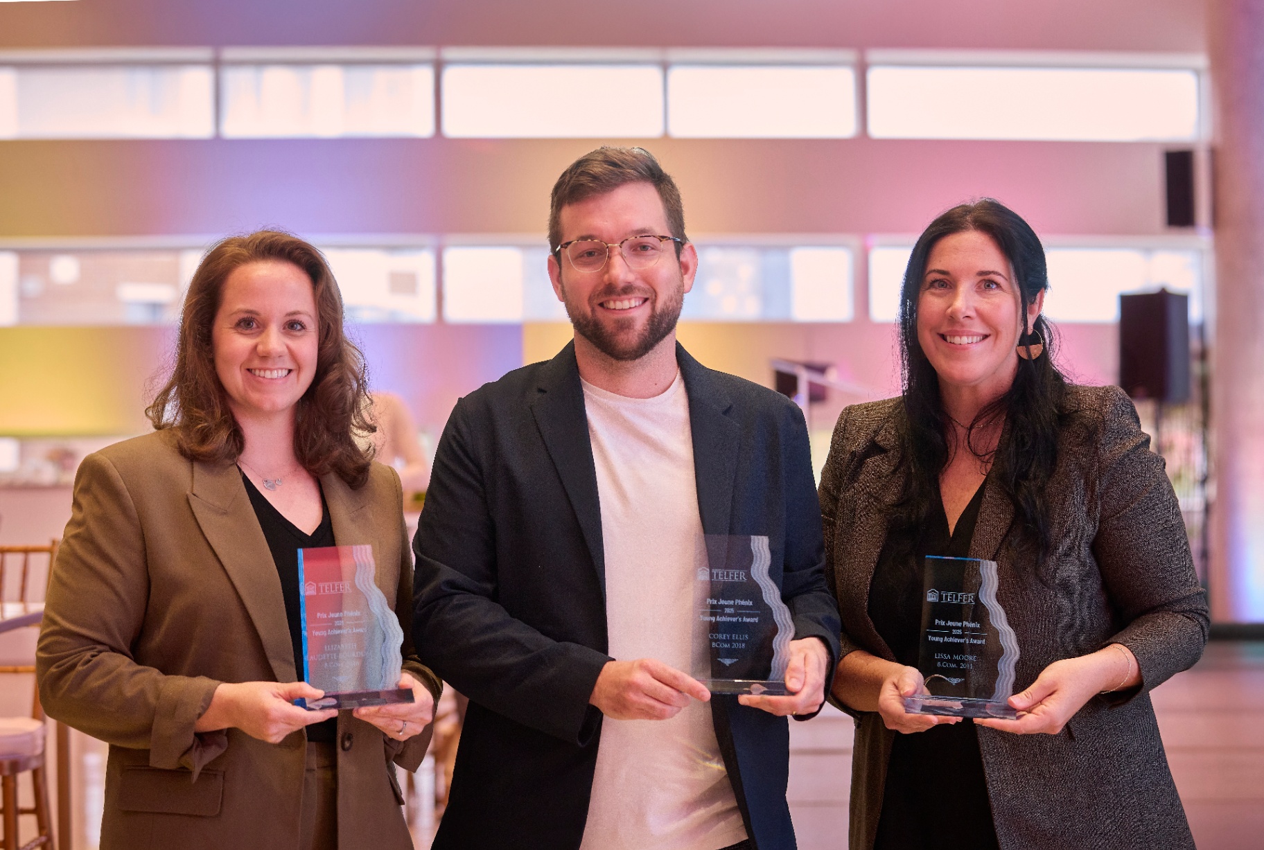 Lissa Moore, Elizabeth Audette-Bourdeau et Corey Ellis posent en tenant le prix Jeune Phénix.