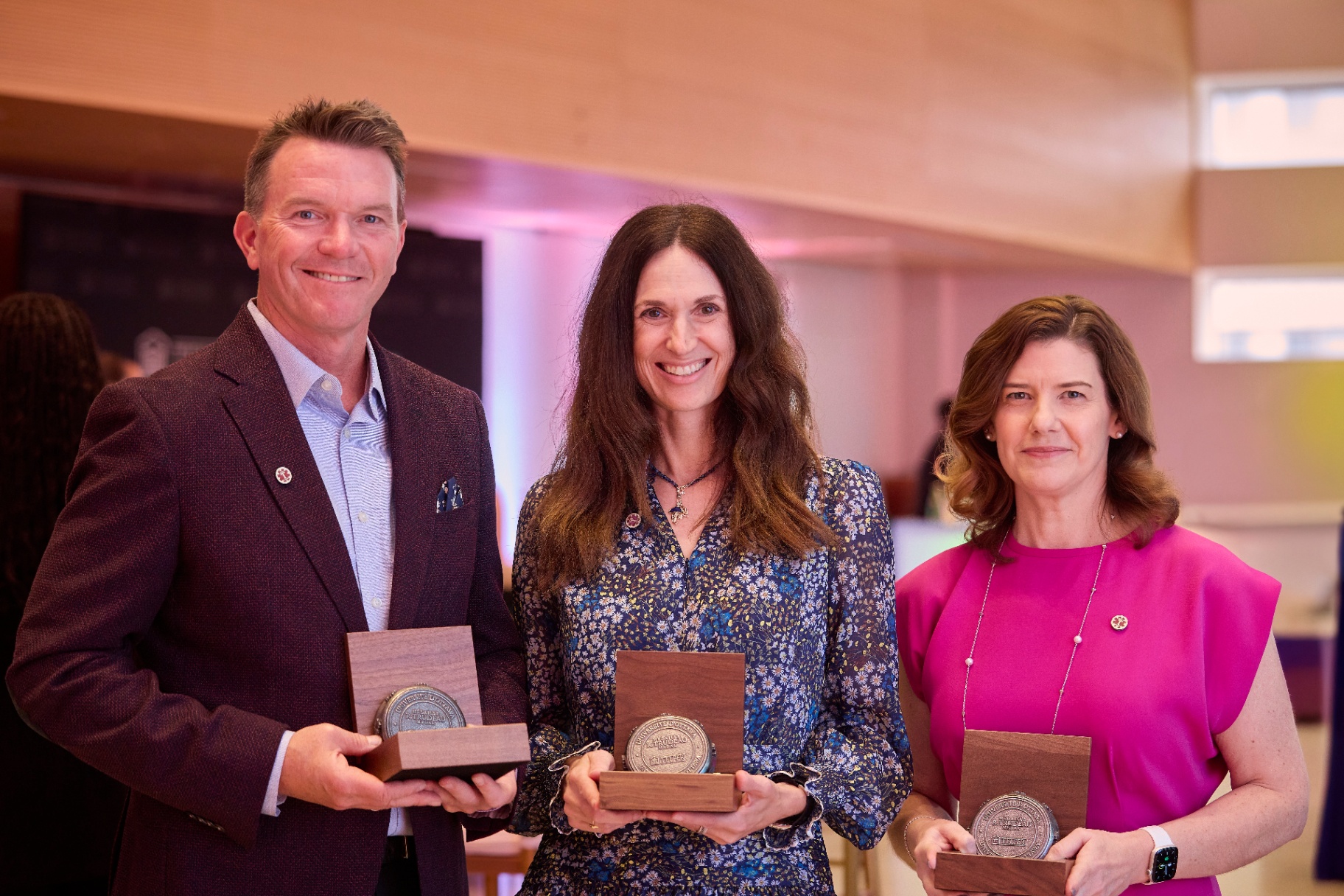 Nick Quain, Janice Siddons et Sarah Riopelle tenant la médaille R. Trudeau.