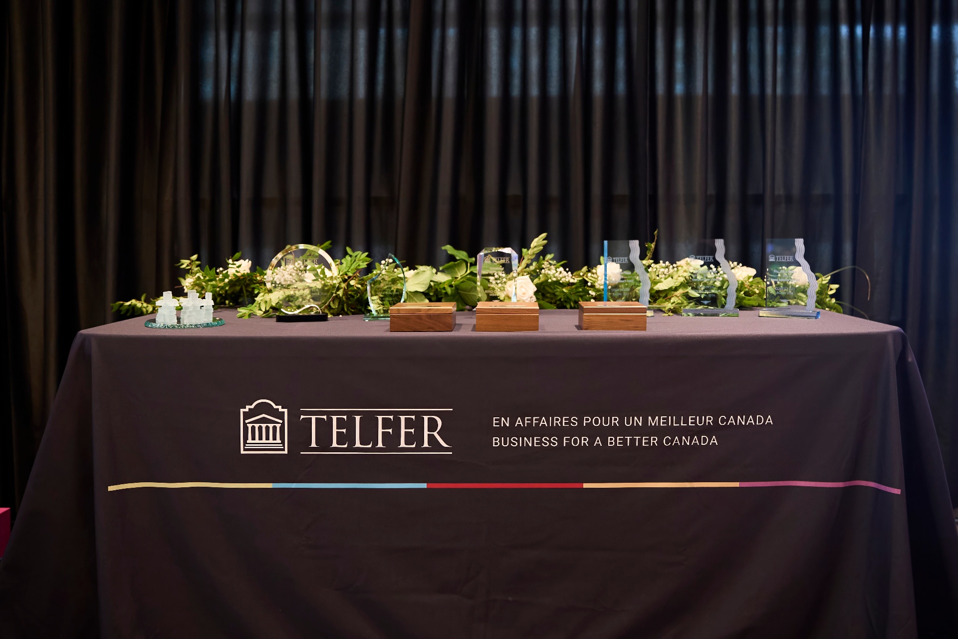 Les prix Telfer présentés sur une nappe noire avec le logo Telfer.