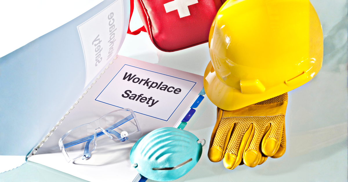 brochure sur la sécurité au travail entourée d'équipements de sécurité