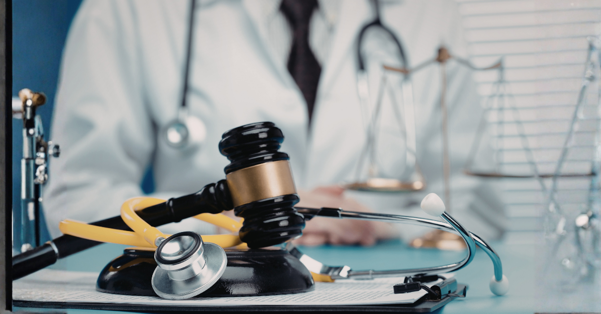 marteau de juge entrelacé avec un stéthoscope