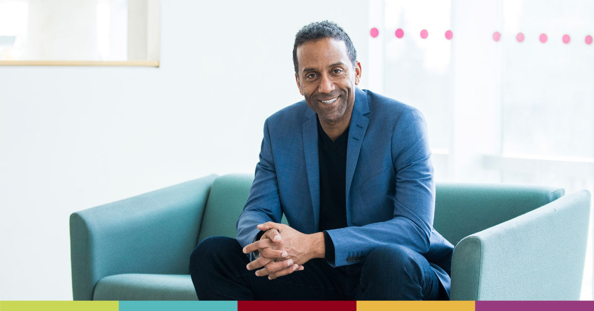 Le doyen Stéphane Brutus, vêtu d’un costume bleu, arbore un sourire