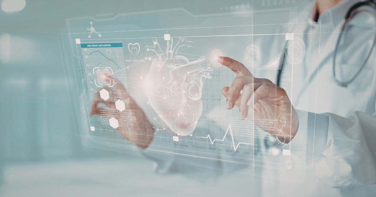 médecin analysant un scanner cardiaque numérique