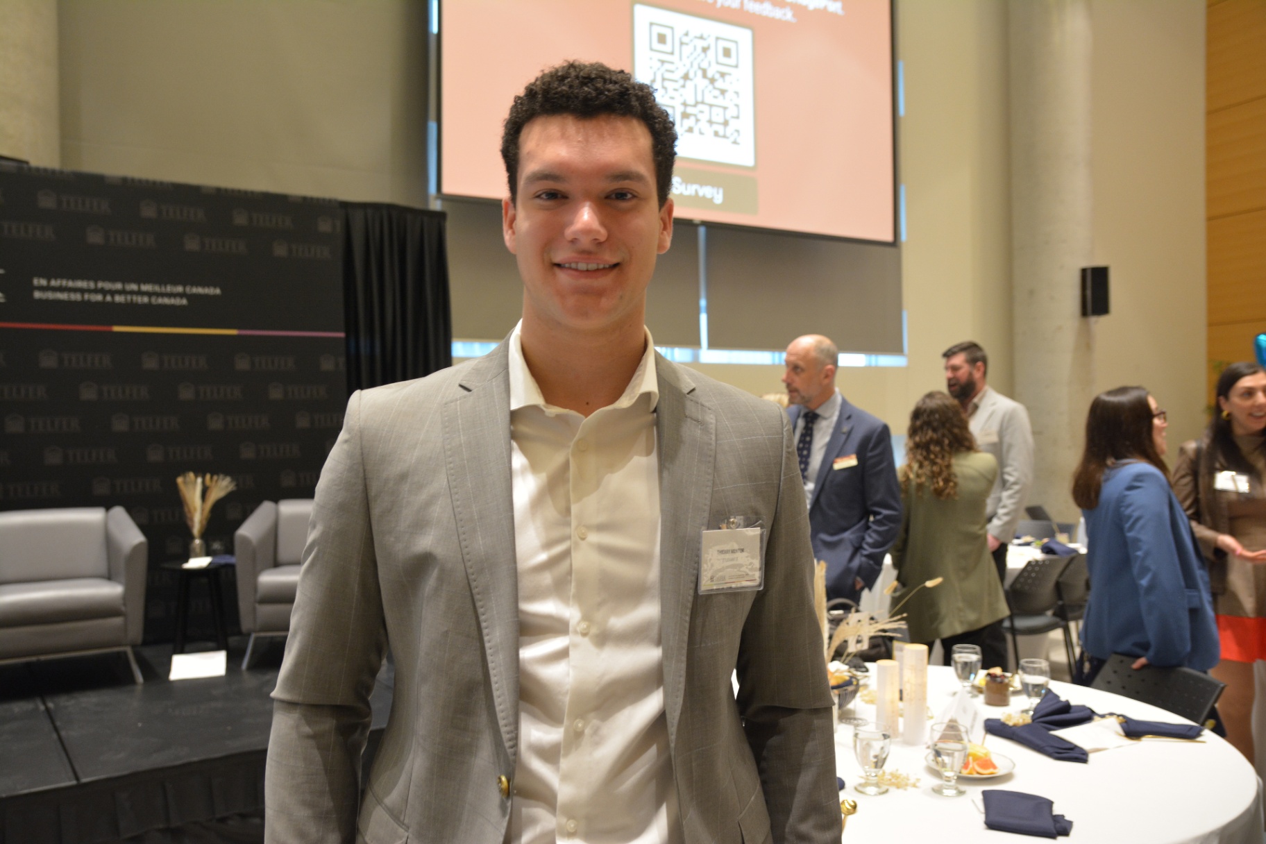 Thierry Mentor, en complet gris, souriant &agrave; l&rsquo;objectif.