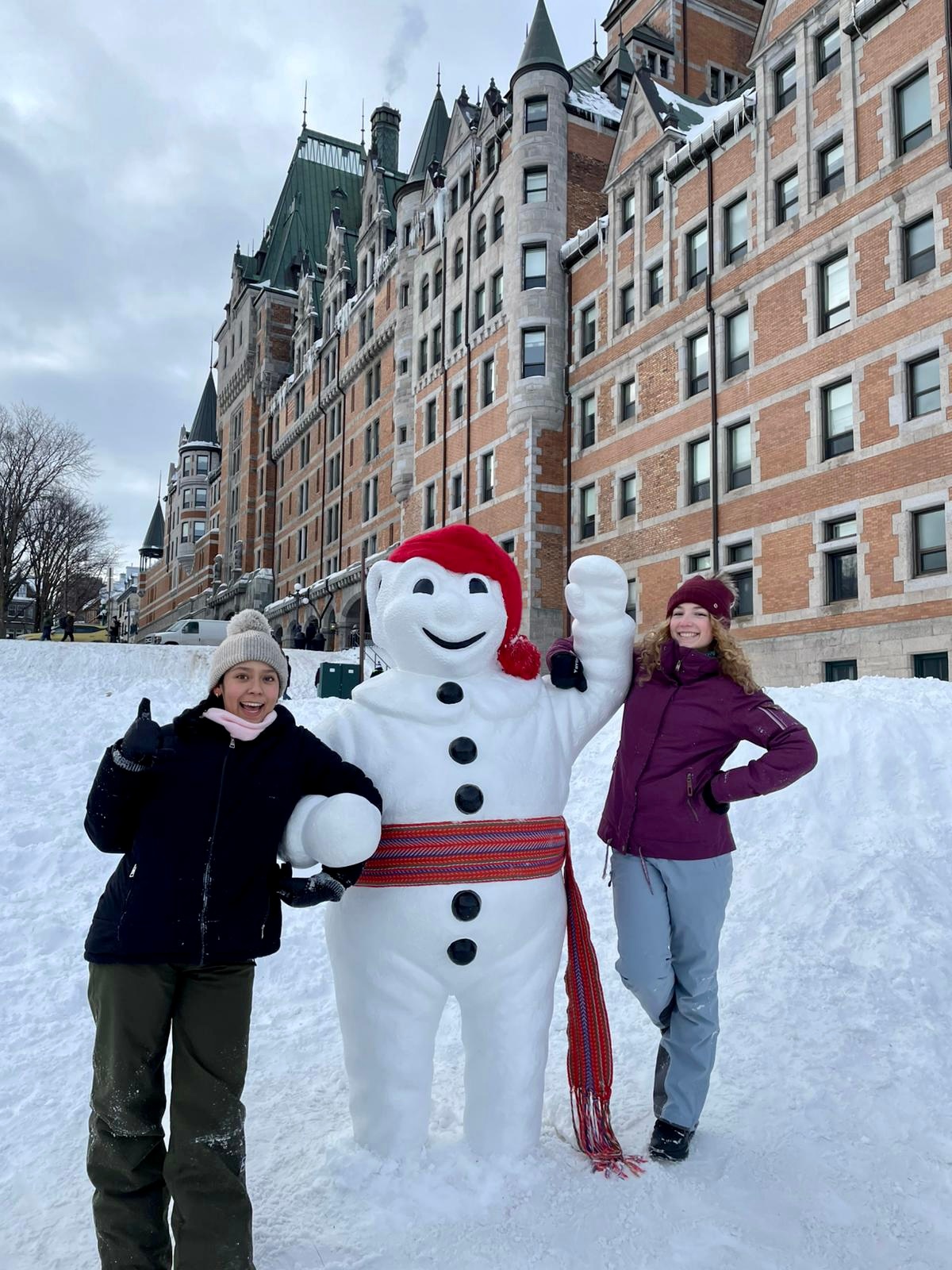 deux filles a cote d'un Bonhomme de neige
