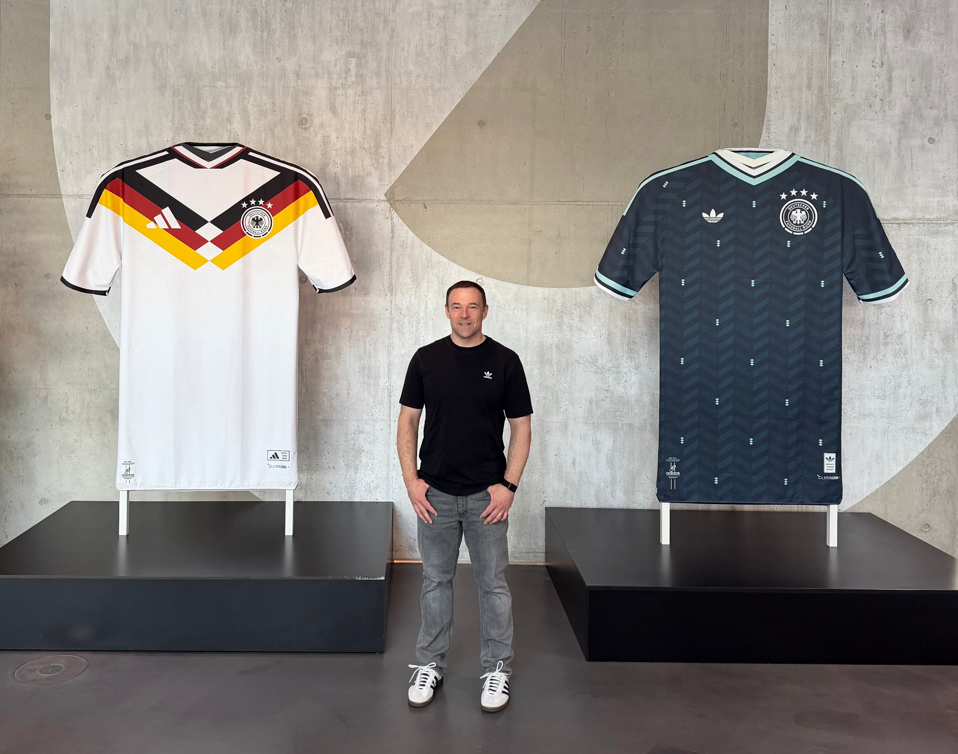 Au siège social d’adidas, en Allemagne, Jonathan Cavalier se tient debout entre deux chandails géants de l’équipe nationale allemande de soccer.