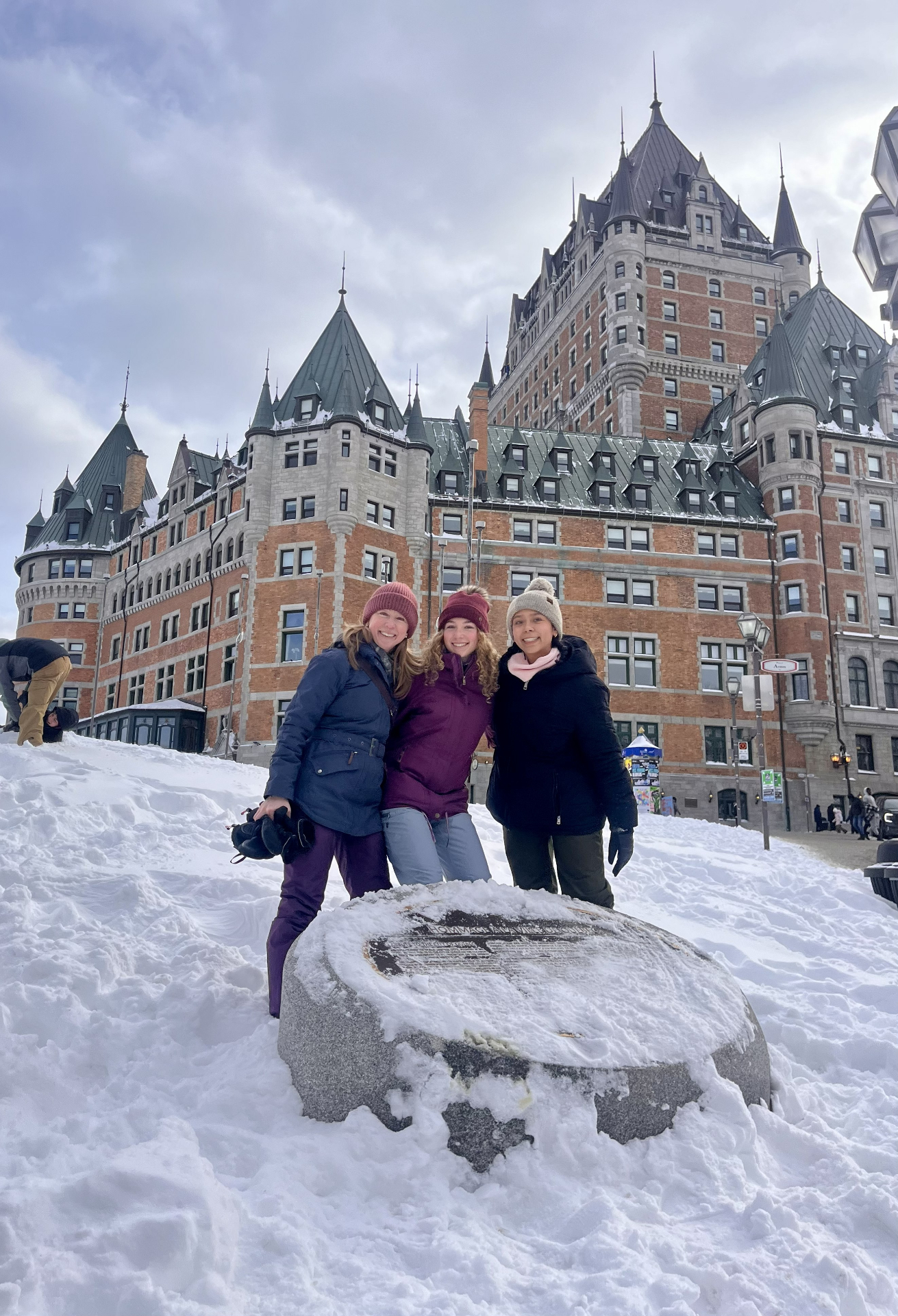 trois filles dans la neige