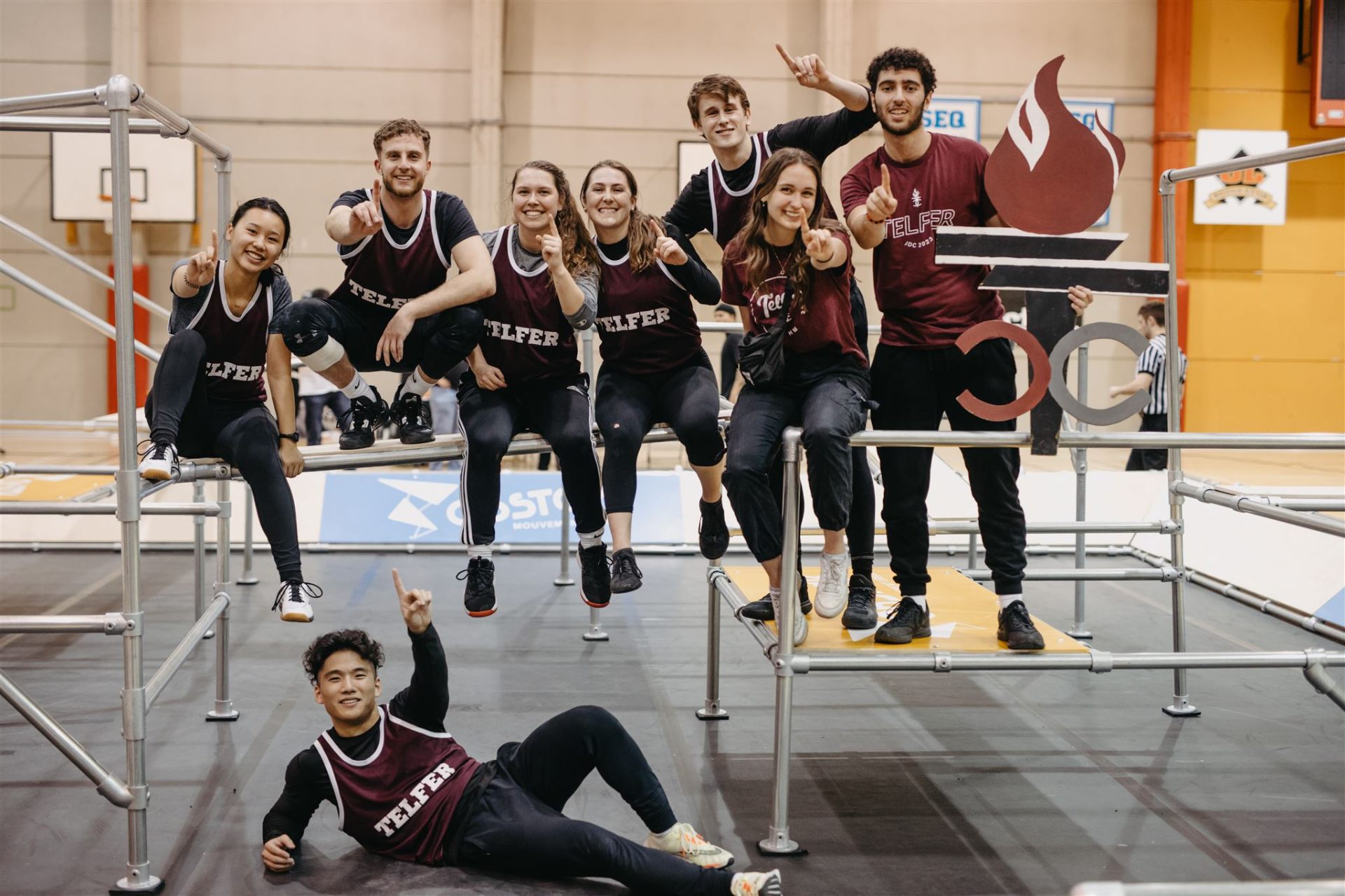 Megan Thompson, majore de promotion et dipl&ocirc;m&eacute;e du baccalaur&eacute;at en sciences commerciales avec sp&eacute;cialisation en marketing, pose avec d'autres &eacute;tudiantes et &eacute;tudiants de Telfer lors d'une comp&eacute;tition sportive, v&ecirc;tus des couleurs de leur &eacute;quipe et c&eacute;l&eacute;brant ensemble