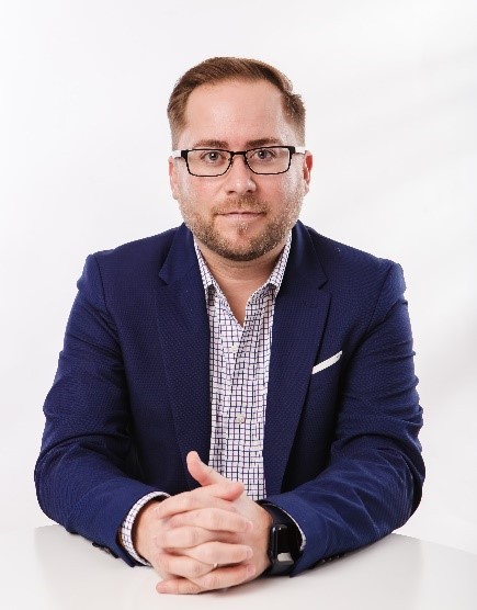 Headshot of Telfer Executive MBA alumnus, Derek Quesnel