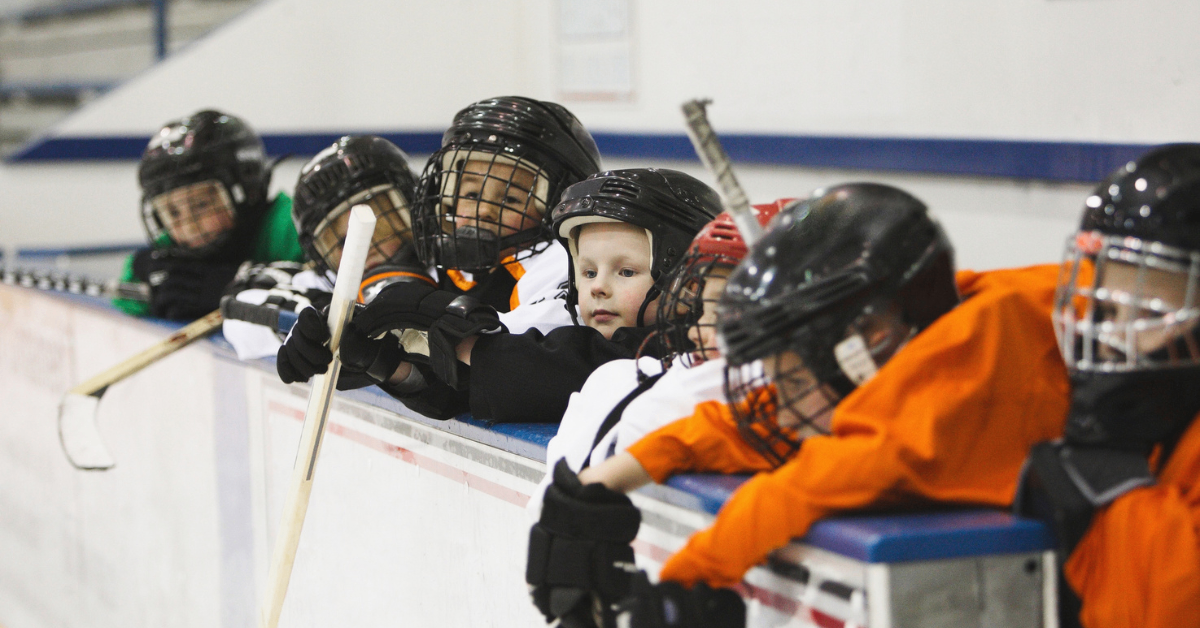 des jeunes enfants sur un banc de hockey