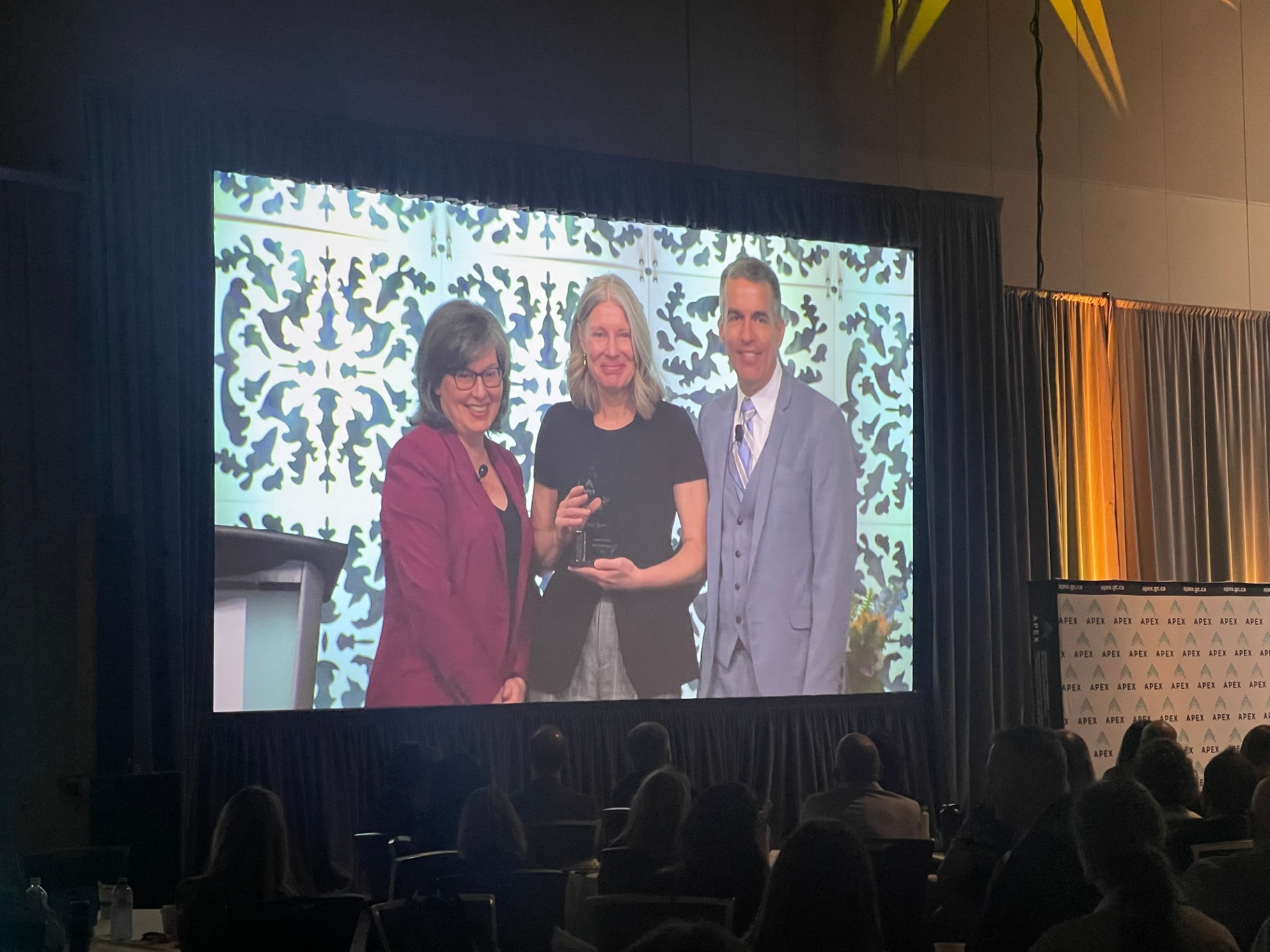 Jennifer Garrett a remporté le Prix de leadership 2026 de l’APEX à la remise des prix d’excellence 2026 de l’Association professionnelle des cadres supérieurs de la fonction publique du Canada.