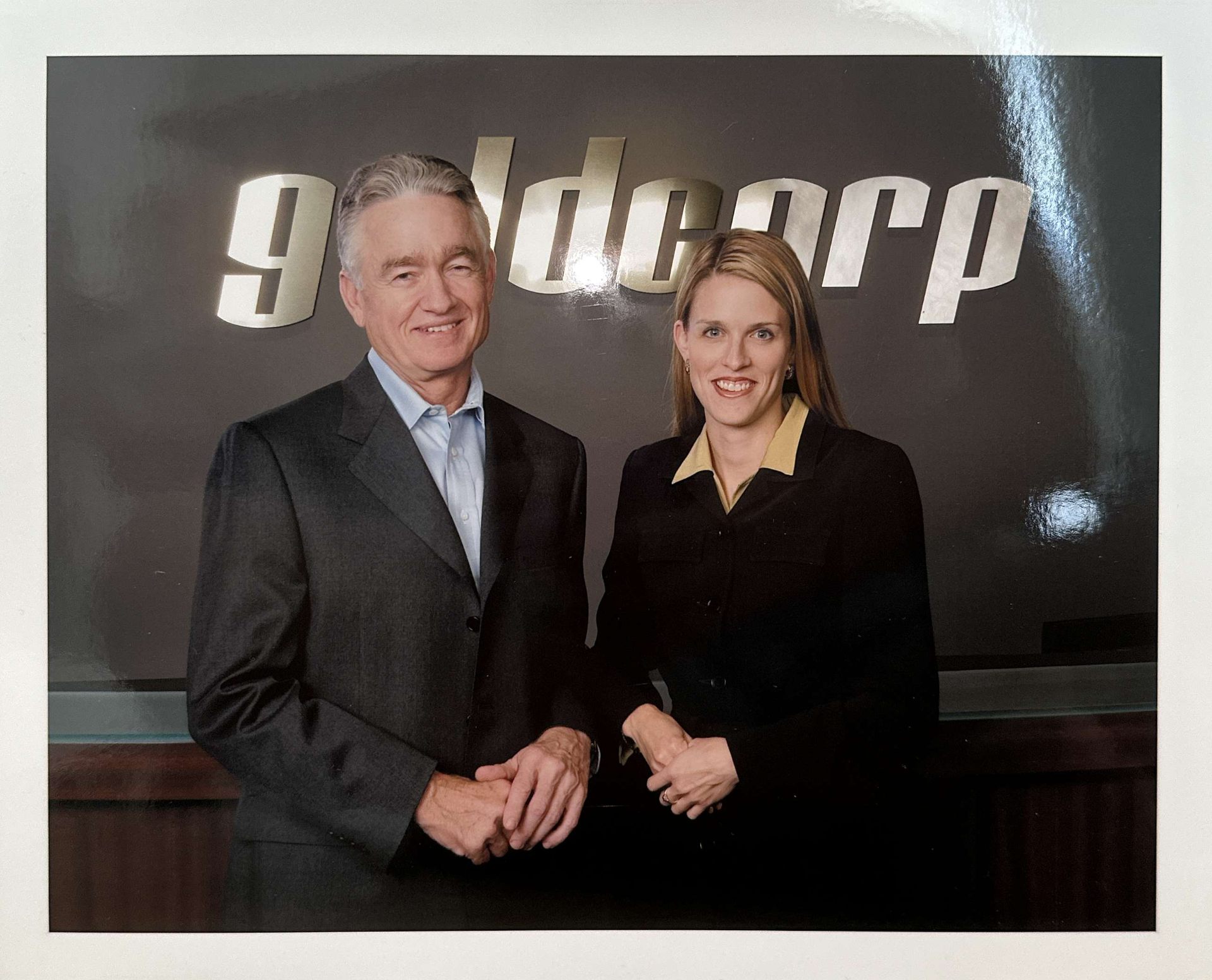 Ian Telfer (&agrave; gauche) et M&eacute;lanie Hennessey (&agrave; droite), tout sourire, se tiennent devant l&rsquo;enseigne de Goldcorp.