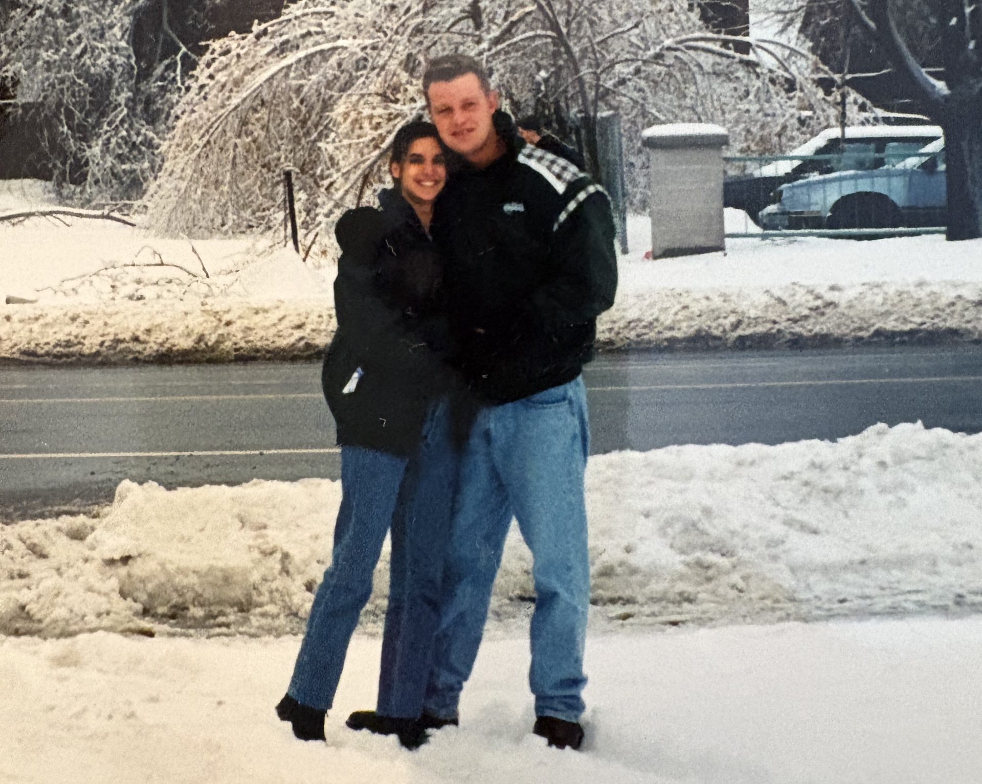Bernadette Sarazin (&agrave; gauche) et son mari Carl (&agrave; droite) debout dans la neige.