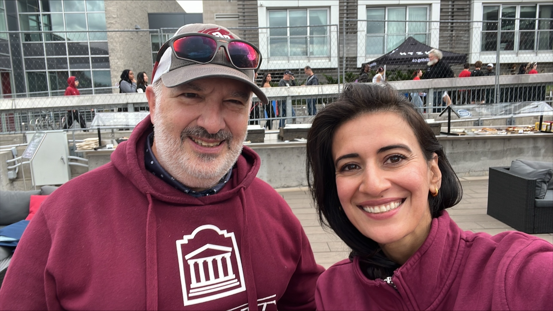 Murray Kronick (&agrave; gauche) et Sabina Saeed (&agrave; droite) sourient