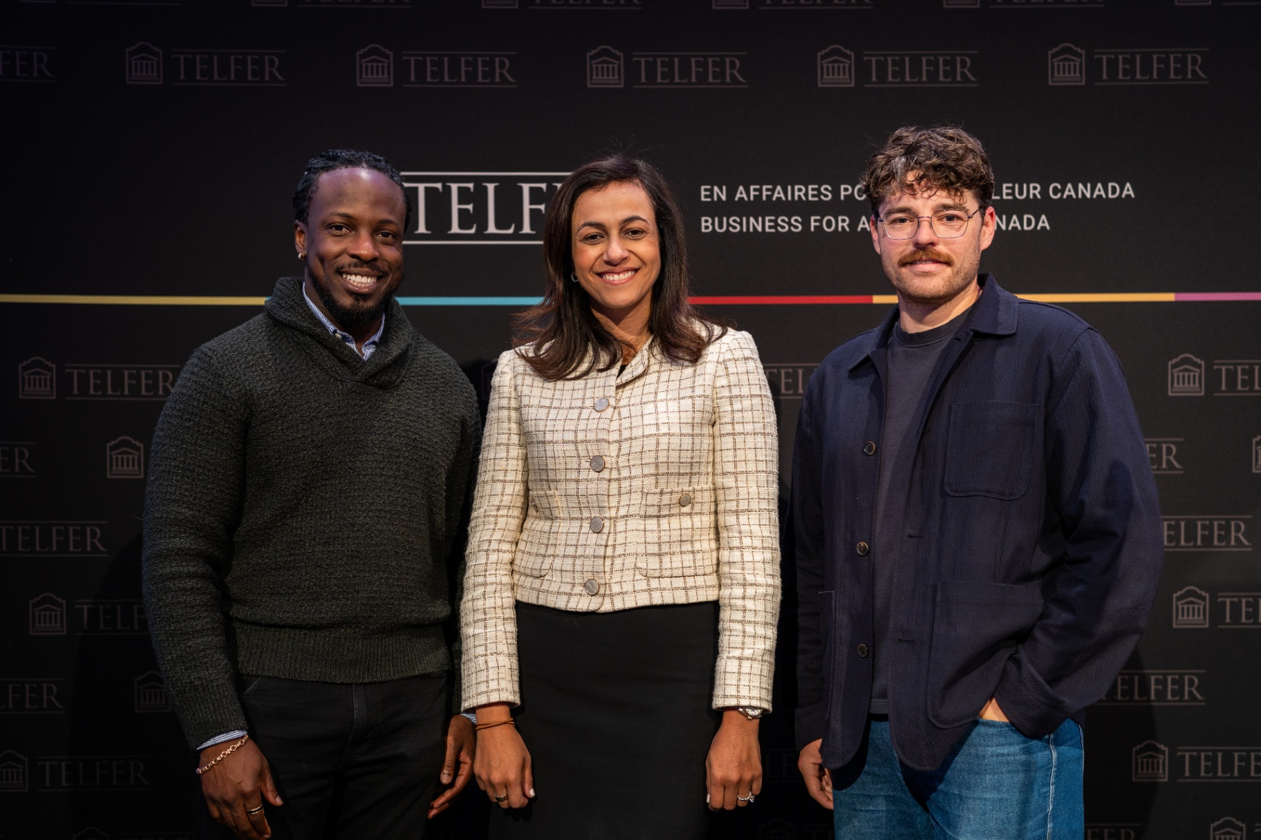 Hakim Garuba (à gauche), portant un pull texturé foncé ; Jasmine Meaux (au centre), vêtue d'une veste en tweed écru et d'une jupe noire ; et Jessy Desjardins (à droite), portant une veste boutonnée foncée et un jean bleu