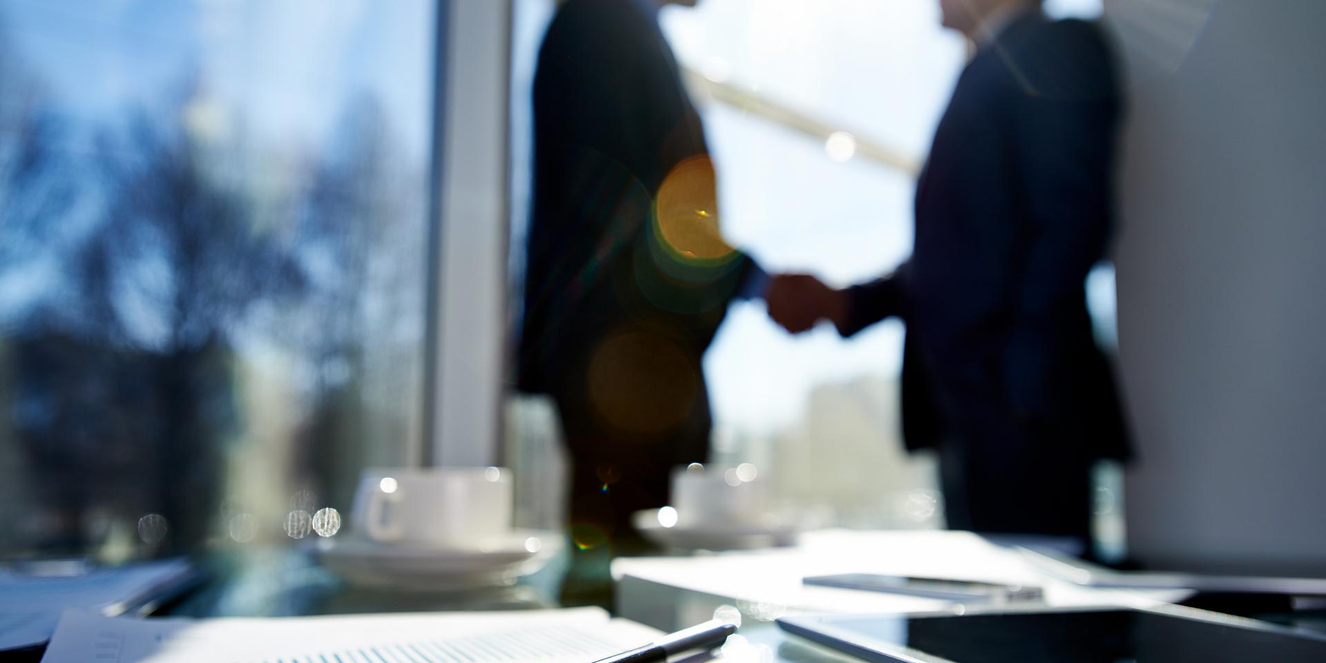 2 person shaking hands