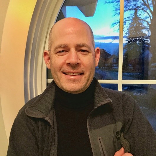 A headshot of Chris Irwin.