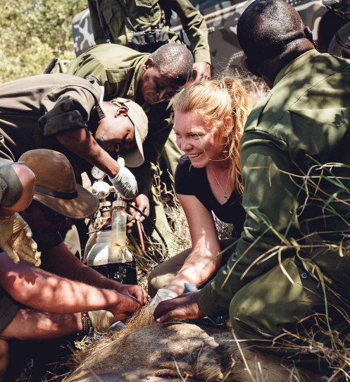 Une femme avec des Kenyanes devant un arbre