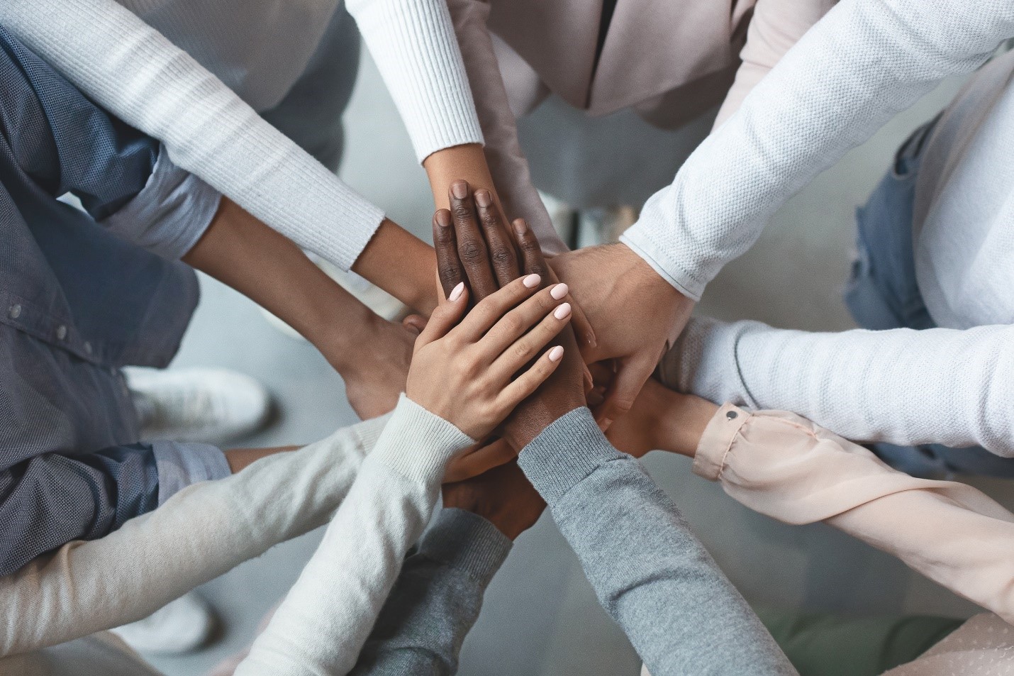 Cercle de personnes se tenant la main