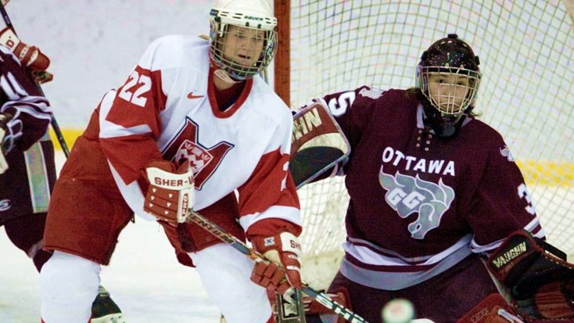 Deux joueuses de hockey devant un but. Megan, la gardienne, porte un chandail des Gee-Gees.