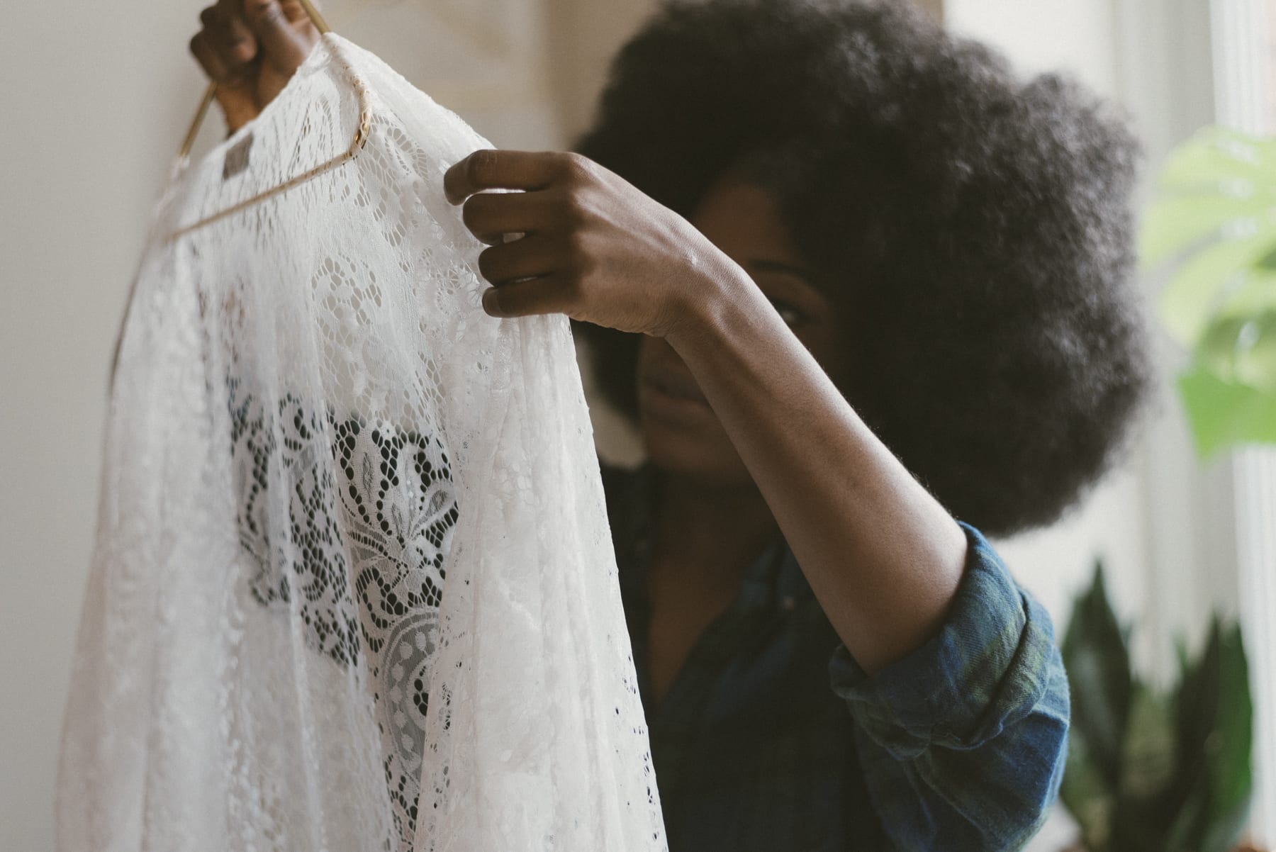 Chizoba Martin tient un morceau de tissu en dentelle.
