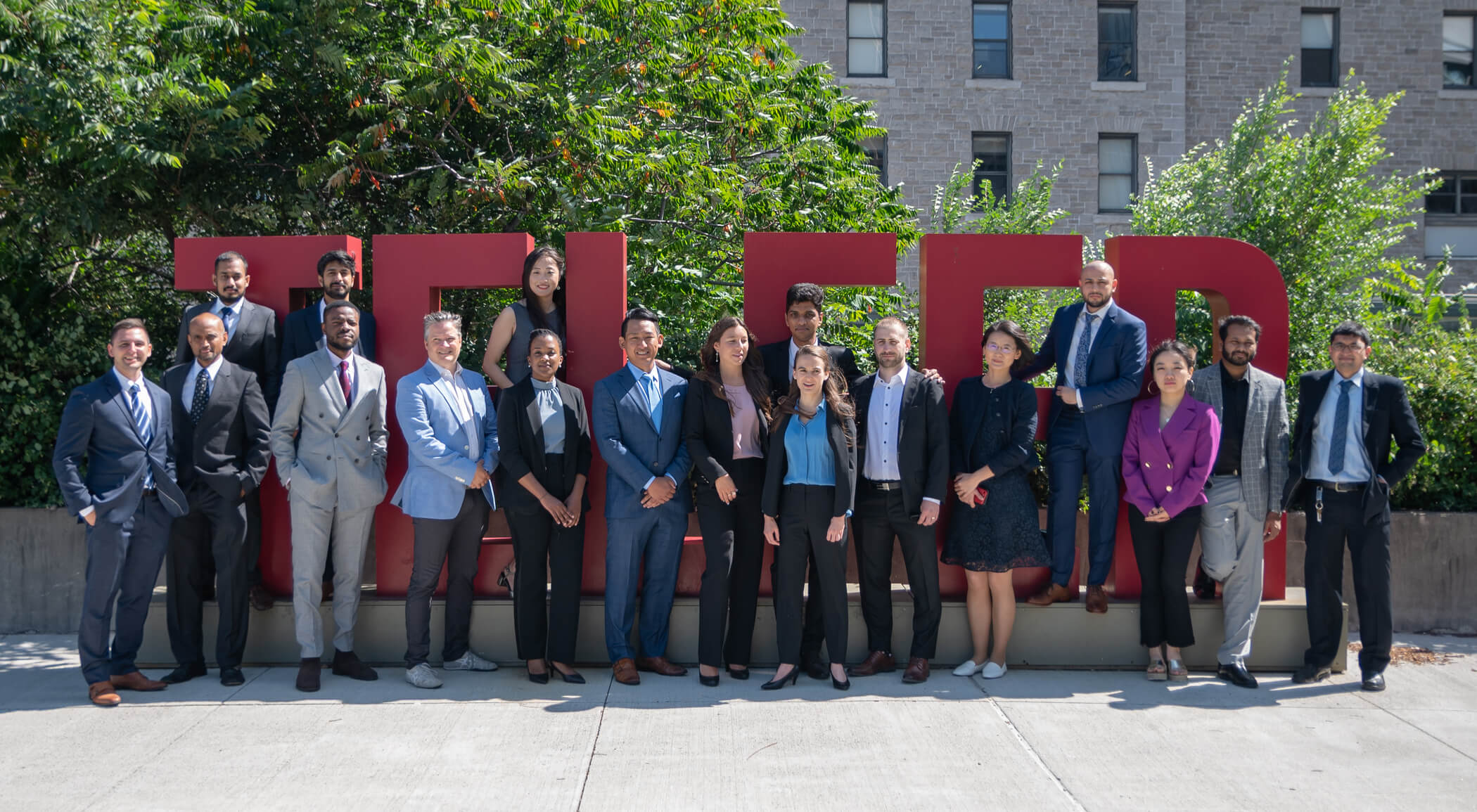 Étudiants au MBA Telfer devant les lettres de Telfer