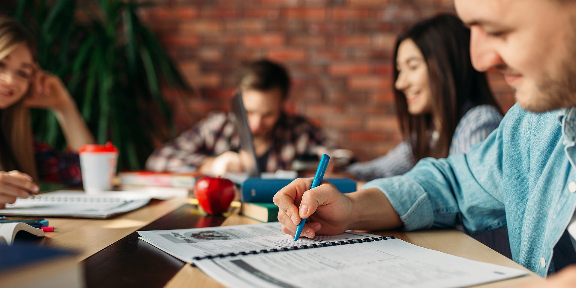 Groupe d'étudiants à une table