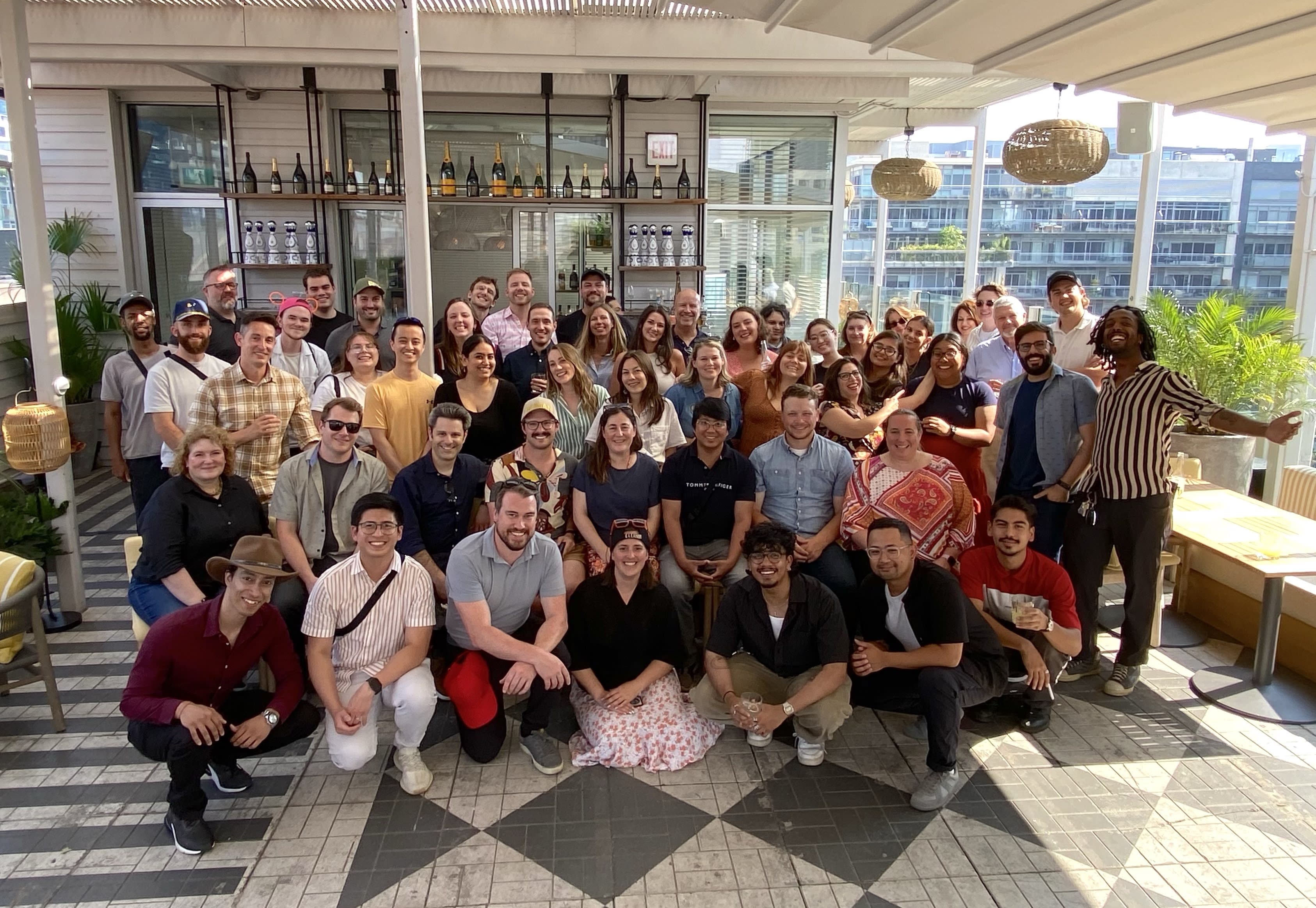 Un groupe de membres du personnel de HUMANCONTACT souriant et posant pour une photo..