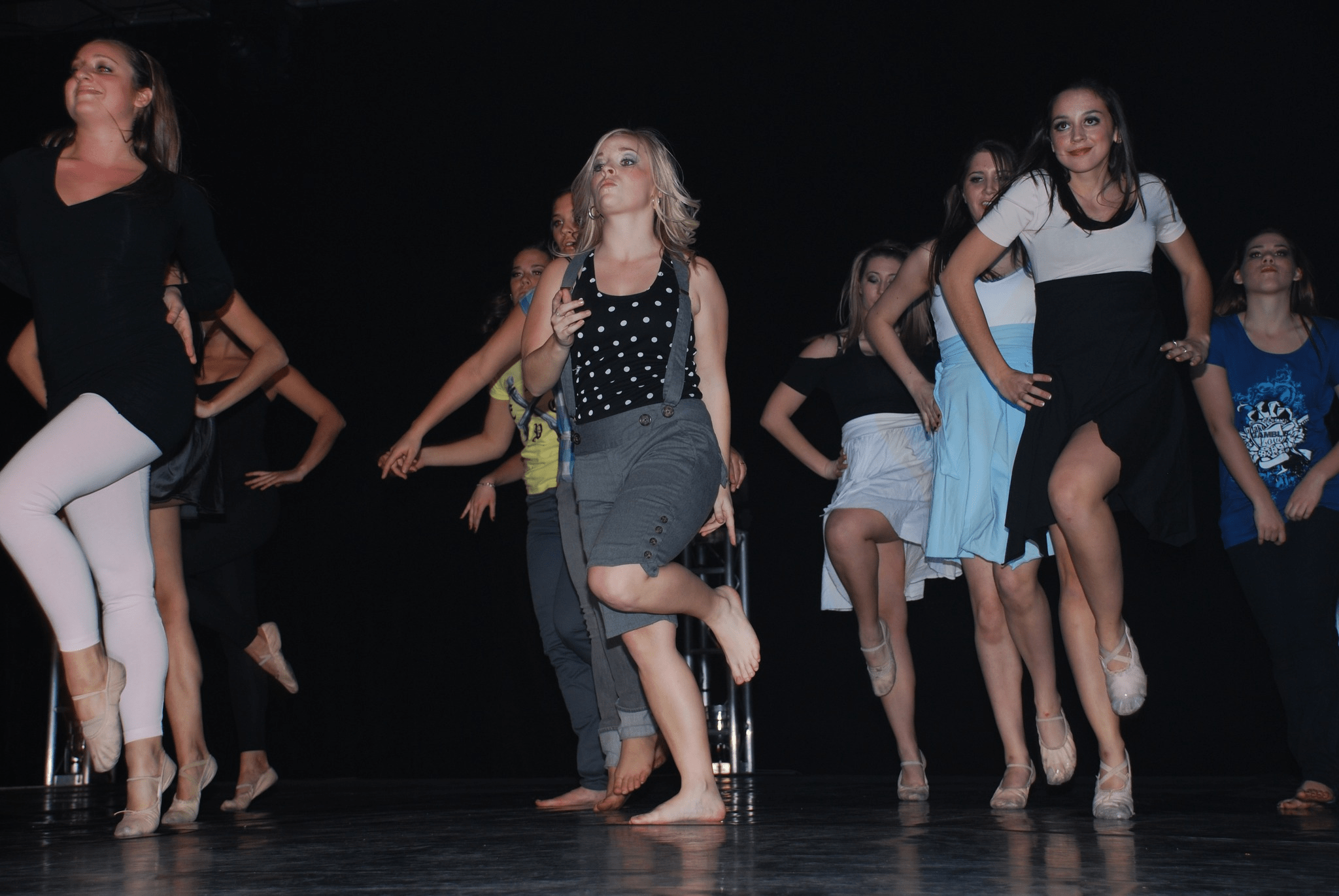 Amanda Richardson danse avec l'équipe de CASCO sur scène.