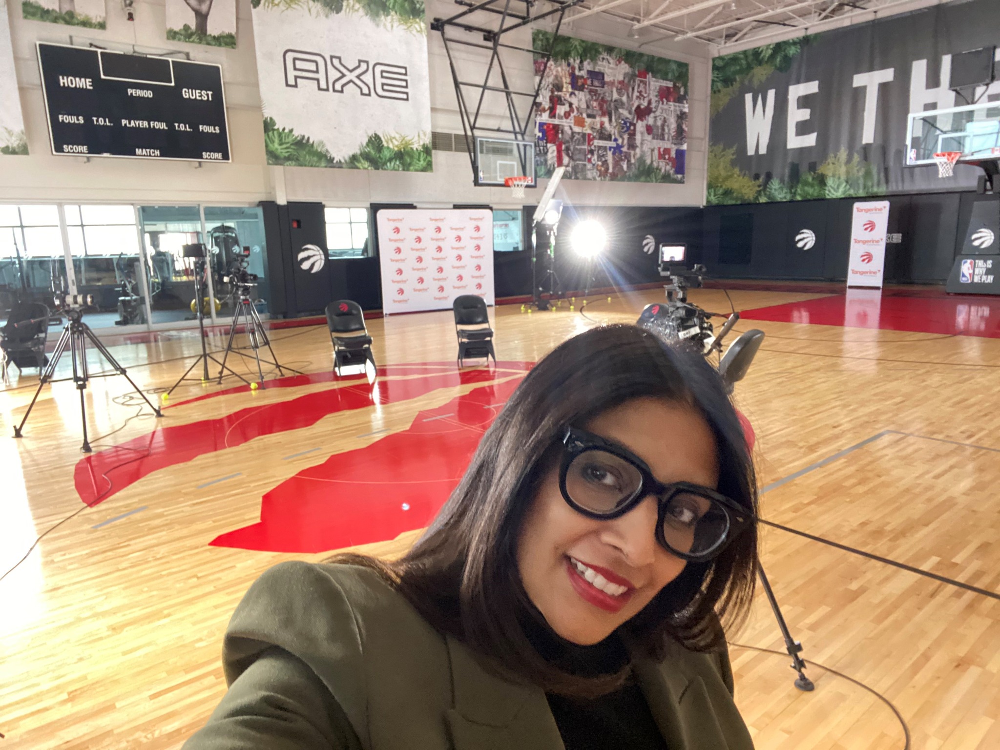 Jane Jhaveri-Malt qui sourit sur un terrain de basketball lors du rallye annuel Tangerine