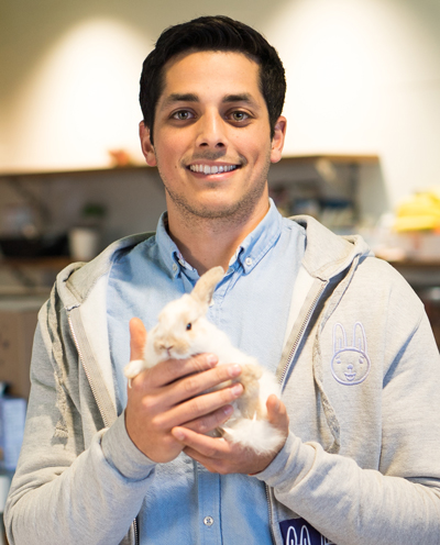 Jeune homme tenant un lapin