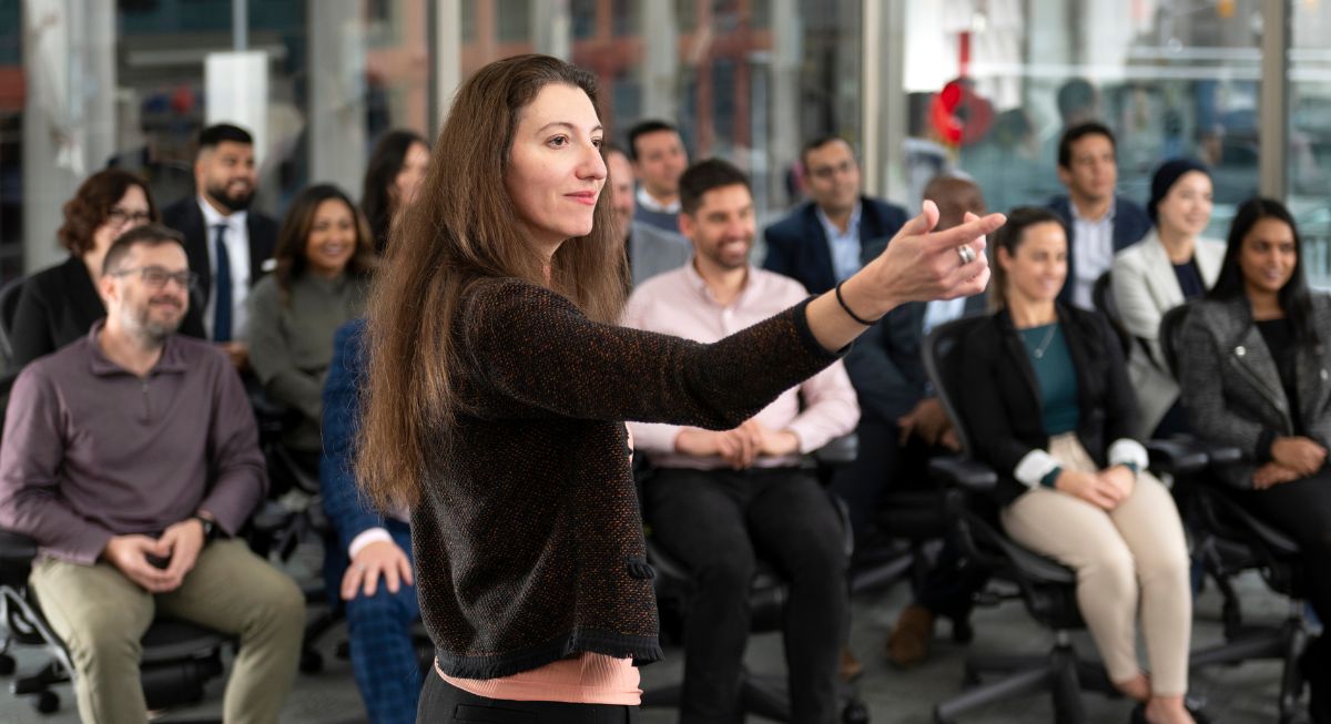 La professeure Evelyn Micelotta fait une présentation aux candidats à l'Executive MBA de Telfer