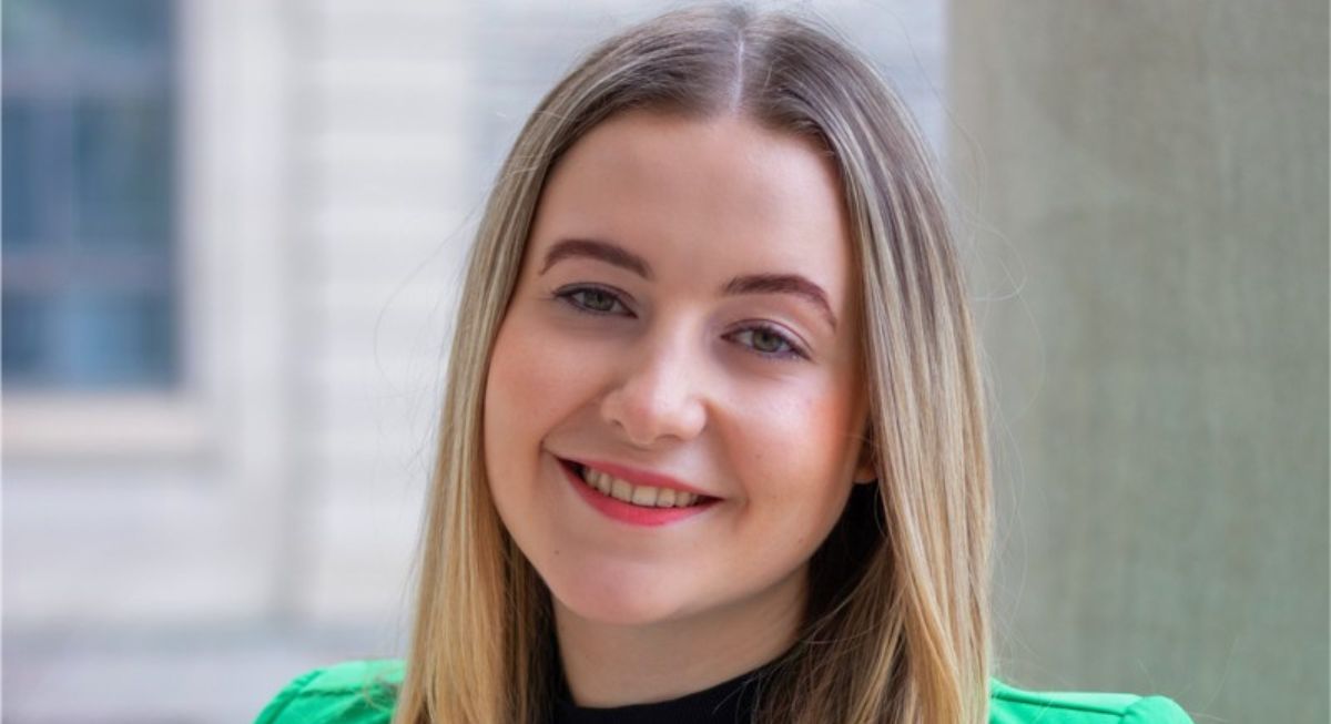 Lila Galipeau, souriante, avec la tête légèrement penchée vers la droite.