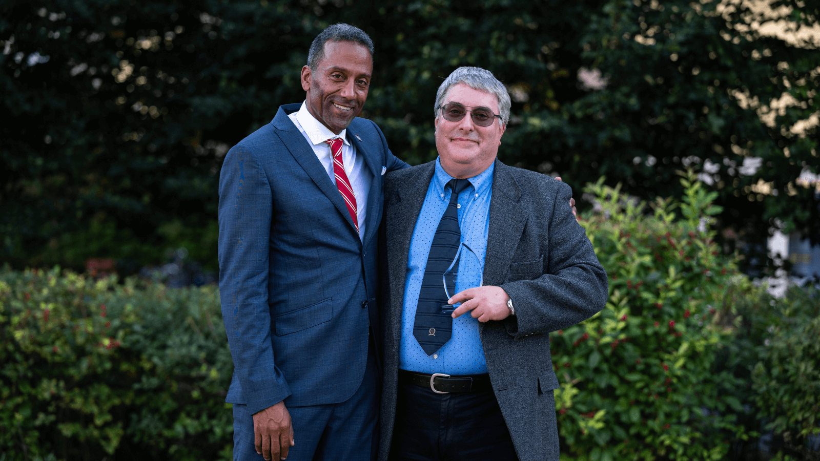 Marc Albert pose pour une photo avec le doyen Stéphane Brutus