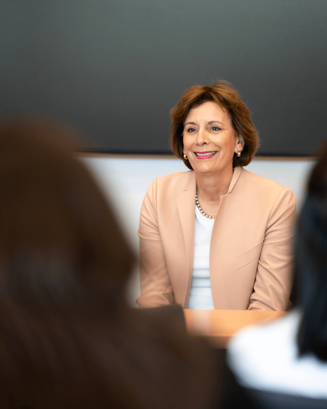 Michelle Savoy qui présente devant un groupe d'étudiant.e.s de l'École de gestion Telfer