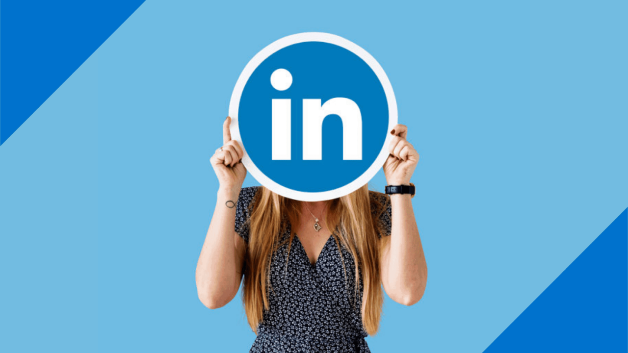 Personne aux longs cheveux blonds tenant enseigne circulaire du logo in de LinkedIn.