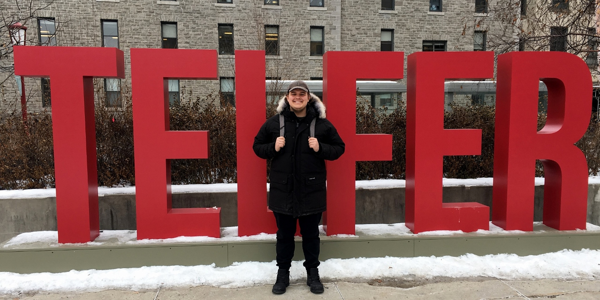 Ryan Lloyd devant l'affiche Telfer
