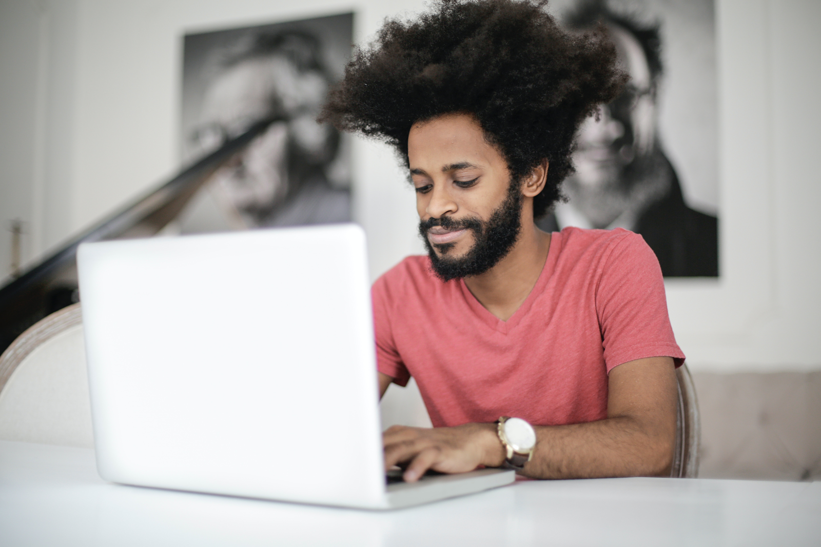 un étudiant tape sur son ordinateur portable